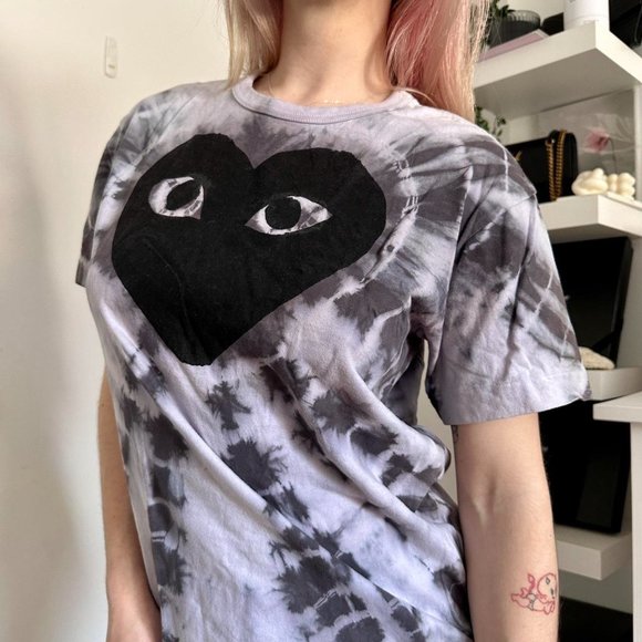 COMME DES GARÇONS REWORKED TIE-DYE PLAY TEE - Picture 4 of 4